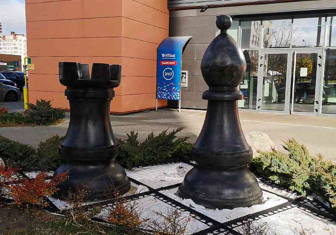 Шахматы перед входом в банк